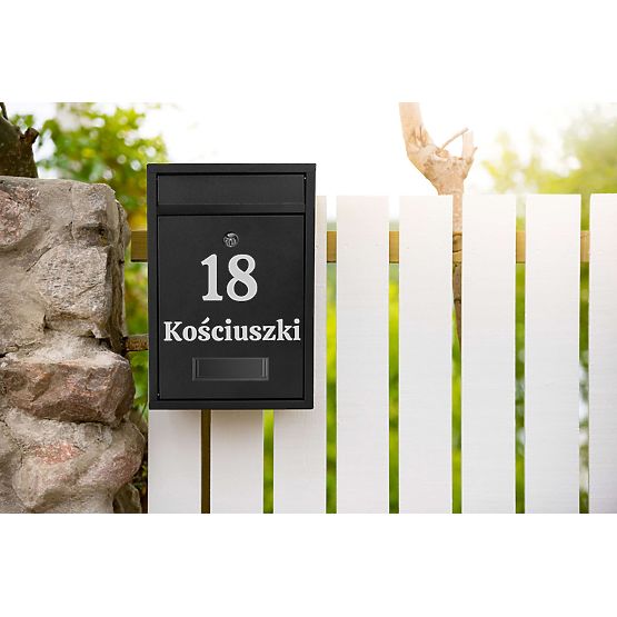 Boîte aux lettres pour courrier Gustav noire avec inscriptions