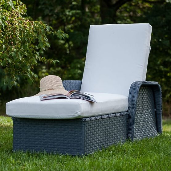 Chaise longue de jardin en résine tressée grise MATTO