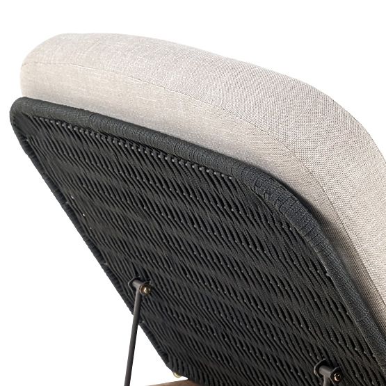 Chaise longue de jardin Komorebi réglable, bois d'acacia clair, acier, tressage, beige