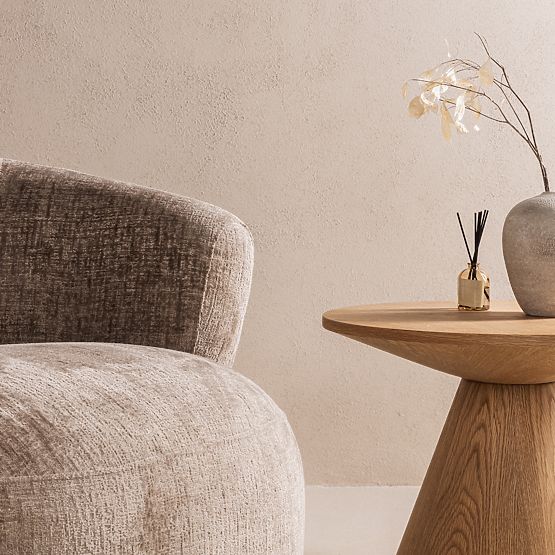 Chaise pivotante Ambi beige, formes arrondies