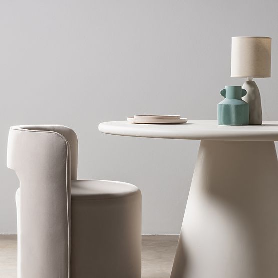 Chaise pivotante Raval beige, en velours, arrondie