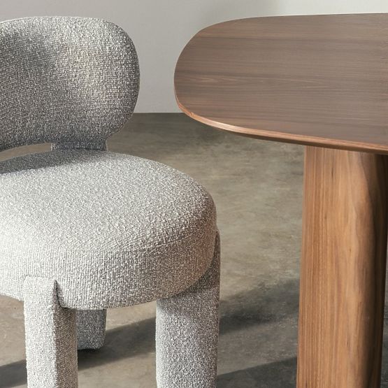 Chaise tapissée Falone grise, boucle, formes arrondies