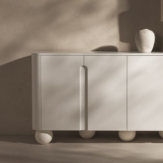 Commode à quatre portes Circula blanche, arrondie, pieds boules