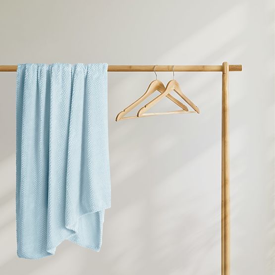 Couverture HENRY couleur bleue avec embossage jacquard style moderne 170x210