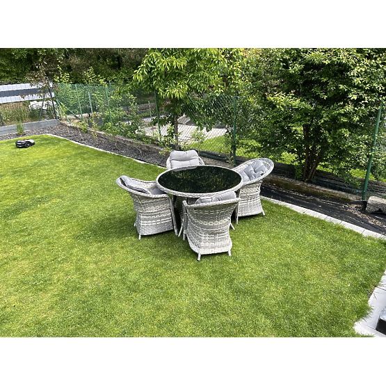 Ensemble de mobilier de table en résine tressée (4 fauteuils + table ronde) MODERNO gris clair