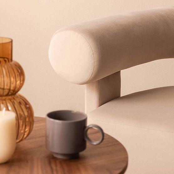 Fauteuil relaxant Hella beige clair, en velours, arrondi