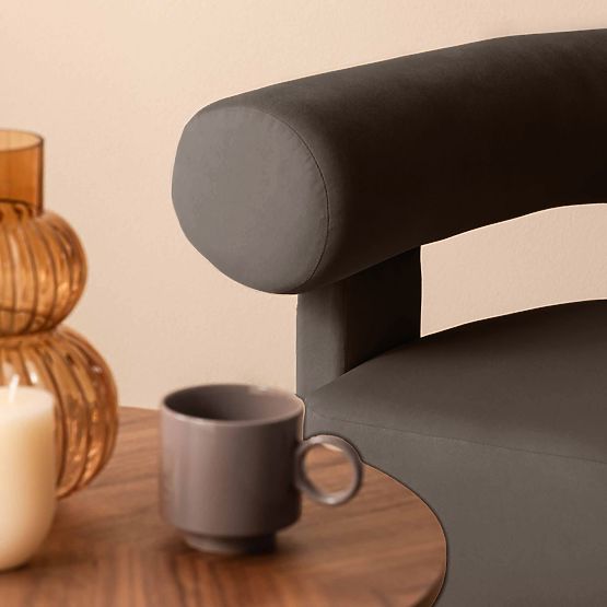 Fauteuil relaxant Hella marron, en velours, arrondi