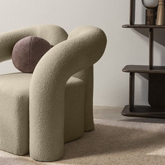 Fauteuil rembourré Merry marron, boucle, formes arrondies