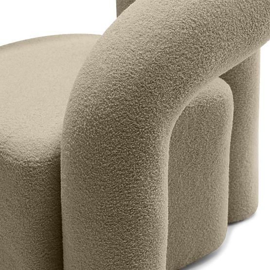 Fauteuil rembourré Merry marron, boucle, formes arrondies