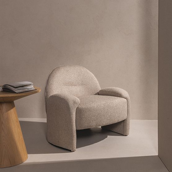 Fauteuil rembourré Sheli beige-gris chiné, boucle, formes arrondies