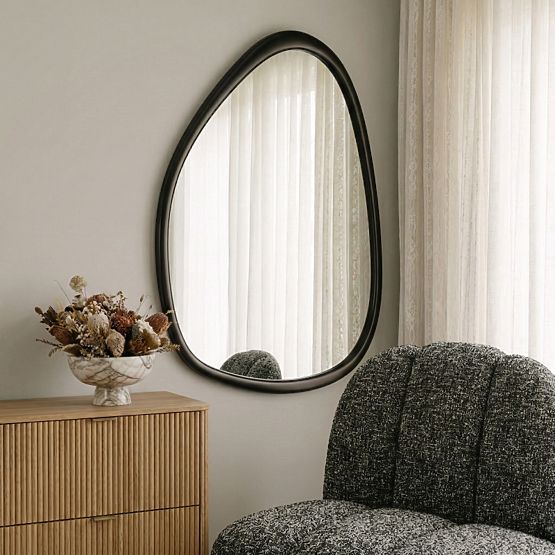 Miroir suspendu dans un cadre en bois Lisa 70x90 cm, forme irrégulière, noir