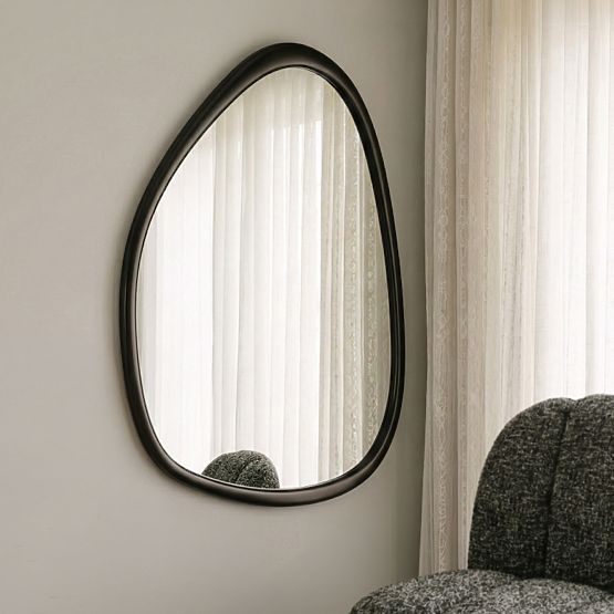 Miroir suspendu dans un cadre en bois Lisa 70x90 cm, forme irrégulière, noir