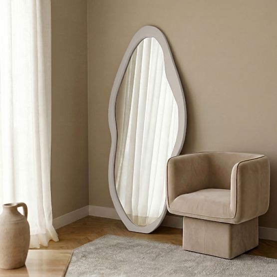 Miroir suspendu dans un cadre en bois Mara, 180x80 cm, forme irrégulière, crème
