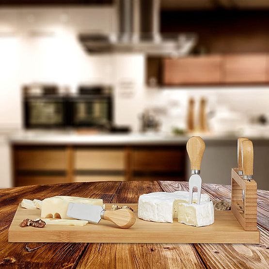 Planche à fromages et amuse-gueules Salers avec couverts