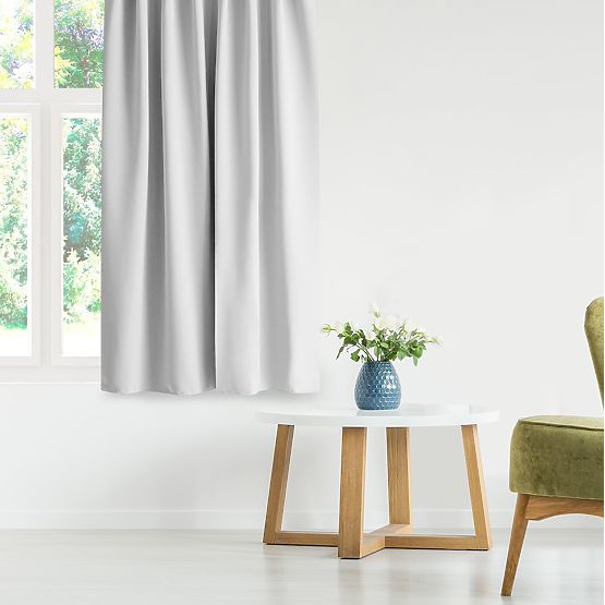 Rideau RESTILO BLACKOUT couleur blanche, style classique, œillets argentés, matériau blackout