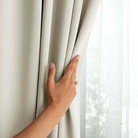 Rideau RESTILO BLACKOUT couleur crème, style classique, œillets argentés, matériau bl
