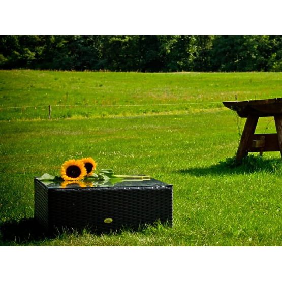 Table carrée en résine tressée noire