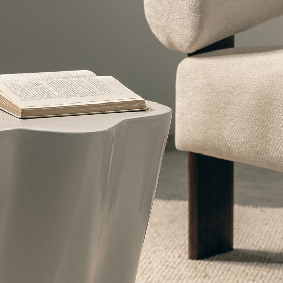 Table d'appoint Bow 49 cm, gris-beige, brillant, formes arrondies