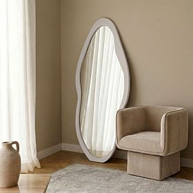 Miroir suspendu dans un cadre en bois Mara, 180x80 cm, forme irrégulière, crème